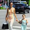 Alessandra Ambrosio emmène sa fille Anja et une amie faire du shopping à Brentwood le 1 Août 2014 et en profite pour s'arrêter manger une glace pour leur plus grand bonheur.