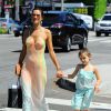 Alessandra Ambrosio emmène sa fille Anja et une amie faire du shopping à Brentwood le 1 août 2014 et en profite pour s'arrêter manger une glace pour leur plus grand bonheur.