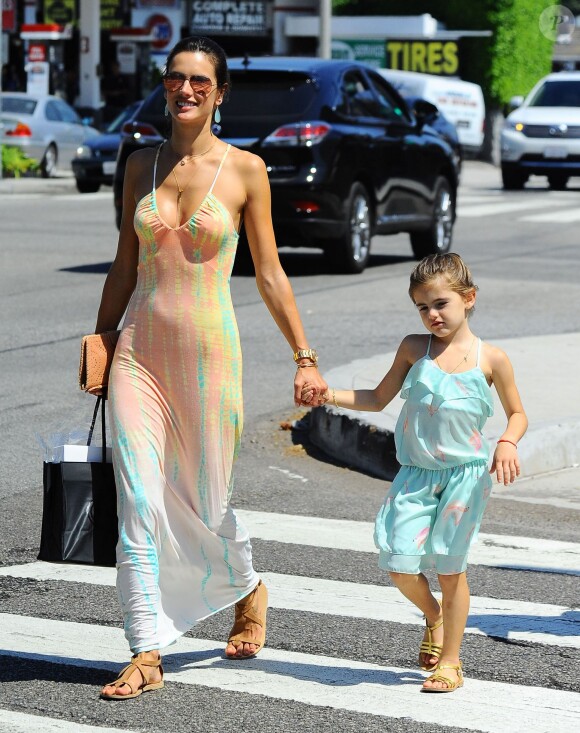 Alessandra Ambrosio emmène sa fille Anja et une amie faire du shopping à Brentwood le 1 août 2014 et en profite pour s'arrêter manger une glace pour leur plus grand bonheur.