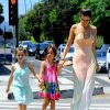Alessandra Ambrosio emmène sa fille Anja et une amie faire du shopping à Brentwood le 1 Août 2014 et en profite pour s'arrêter manger une glace pour leur plus grand bonheur.