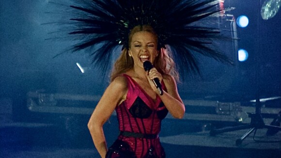 Kylie Minogue, toujours aussi sexy à 46 ans : La bombe fait le show en Écosse !