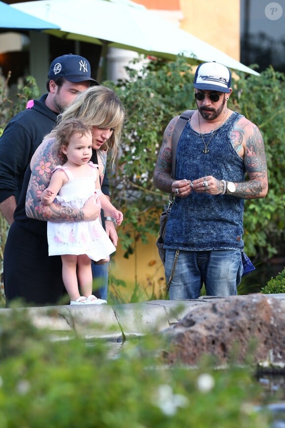 AJ McLean avec son épouse Rochelle et leur fille Ava à Calabasas, le 2 août 2014. 