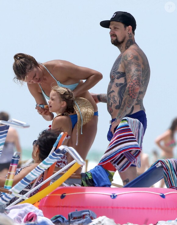 Exclusif - Cameron Diaz et son petit ami Benji Madden profitent des joies de la plage en amoureux avant d'aller faire quelques courses chez Whole Foods en Floride, le 3 juillet 2014.