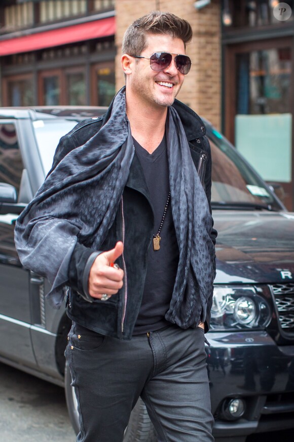 Robin Thicke souriant en sortant de son hôtel à New York, le 25 mars 2014. 