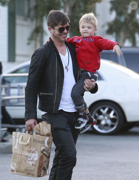 Robin Thicke va faire quelques courses avec son fils Julian à West Hollywood, le 5 décembre 2013. 