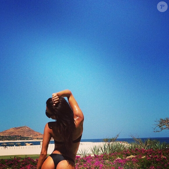 La star de Glee Naya Rivera, adepte du back selfie