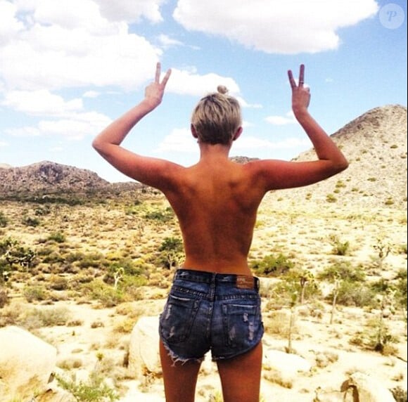 Miley Cyrus, trendsetteuse, participe à la mode du back selfie