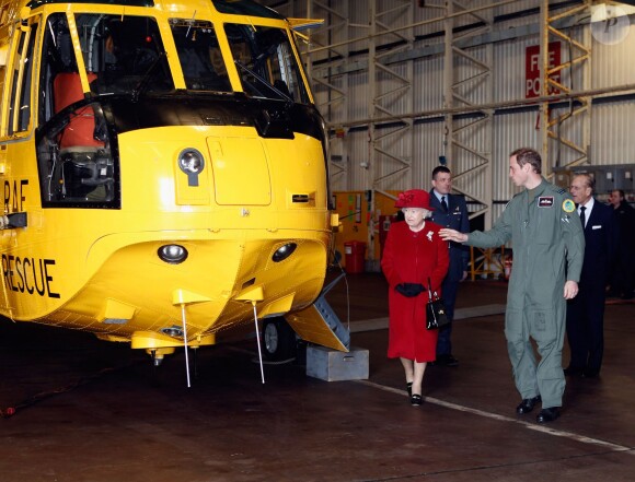 Le prince William faisant visiter en avril 2011 à sa grand-mère la reine Elizabeth II la base de RAF Valley et son hélicoptère Sea King, où il officia trois ans jusqu'en septembre 2013