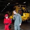 Le prince William faisant visiter en avril 2011 à la reine Elizabeth II la base de RAF Valley et son hélicoptère Sea King, où il officia trois ans jusqu'en septembre 2013