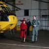 Le prince William faisant visiter en avril 2011 à la reine Elizabeth II la base de RAF Valley et son hélicoptère Sea King, où il officia trois ans jusqu'en septembre 2013