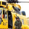 Le prince William à la base de RAF Valley au printemps 2011. Pendant trois ans, le duc de Cambridge a effectué aux commandes d'un hélicoptère Sea King des missions de recherche et de sauvetage pour l'armée. Le 7 août 2014, il annonce qu'il va devenir ambulancier de l'air pour l'EAAA.