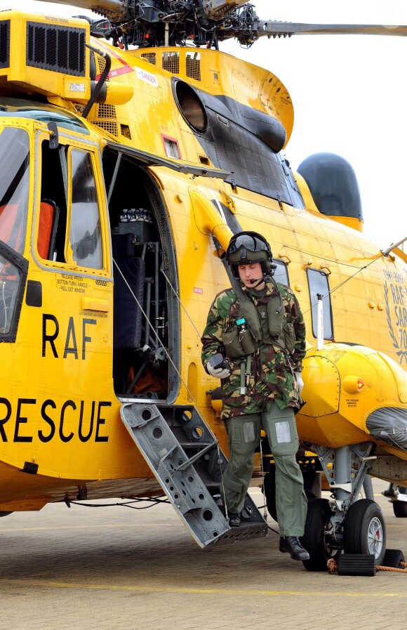 Le prince William à la base de RAF Valley au printemps 2011. Pendant trois ans, le duc de Cambridge a effectué aux commandes d'un hélicoptère Sea King des missions de recherche et de sauvetage pour l'armée. Le 7 août 2014, il annonce qu'il va devenir ambulancier de l'air pour l'EAAA.