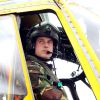 Le prince William à la base de RAF Valley sur l'île d'Anglesey au printemps 2011. Pendant trois ans, le duc de Cambridge a effectué aux commandes d'un hélicoptère Sea King des missions de recherche et de sauvetage pour l'armée. Le 7 août 2014, il annonce qu'il va devenir ambulancier de l'air pour l'EAAA.