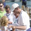 Le roi Felipe VI d'Espagne, a rencontré le public et posé avec des enfants au club nautique de Palma de Majorque, à l'occasion de sa participation à une manche de la Copa del Rey à bord du voilier Aifos, le 6 août 2014.