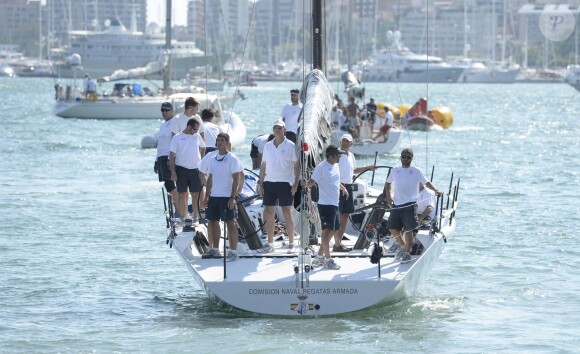 Le roi Felipe VI d'Espagne s'est rendu le 6 août 2014 au club nautique de Palma de Majorque pour participer à une manche de la Copa del Rey à bord du voilier Aifos, le 6 août 2014.