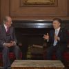 Le roi Juan Carlos Ier d'Espagne rencontre le président colombien Juan Manuel Santos à Bogota, le 6 août 2014. La première grande mission officielle de l'ancien souverain depuis son abdication le 18 juin.
