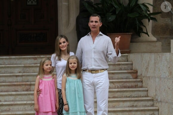 Le roi Felipe VI et la reine Letizia d'Espagne avec leurs filles Leonor et Sofia en séance photo au palais de Marivent lors de leurs vacances à Palma de Majorque, le 5 août 2014.