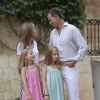 Le roi Felipe VI et la reine Letizia d'Espagne avec leurs filles Leonor et Sofia en séance photo au palais de Marivent lors de leurs vacances à Palma de Majorque, le 5 août 2014.