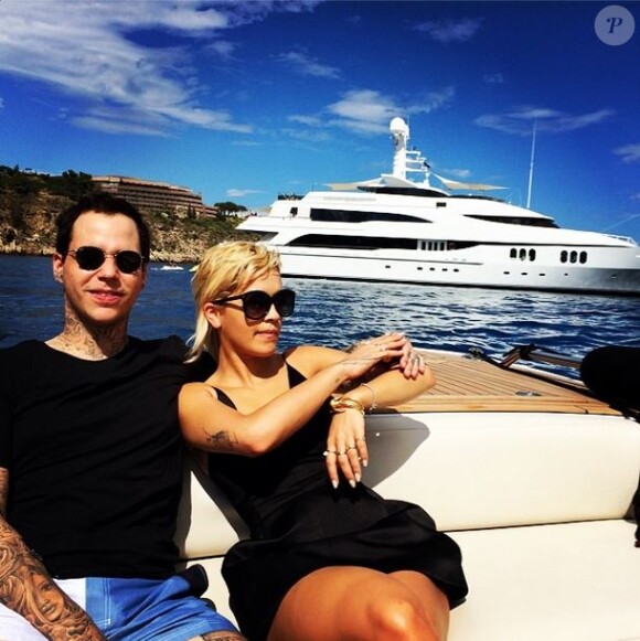Rita Ora et Ricky Hil en bateau. Juillet 2014.