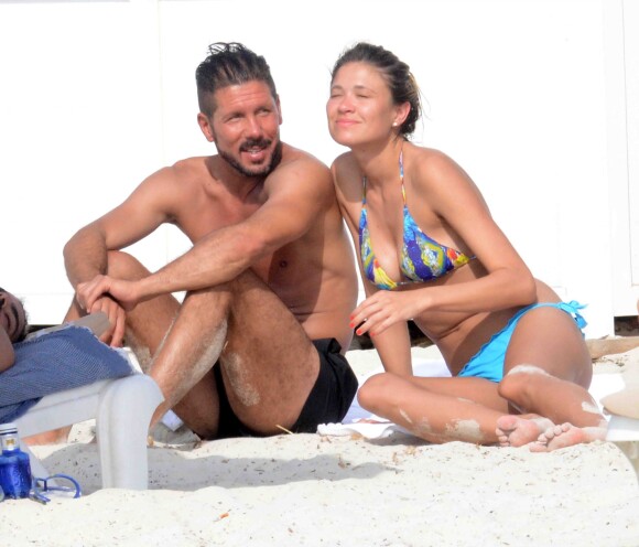 Diego Simeone et Carla Pereyra en vacances sur la plage à Formentera, dans les Baléares, le 3 août 2014