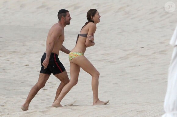 Diego Simeone et Carla Pereyra, très amoureux, en vacances à Saint-Barthelémy le 27 mai 2014.