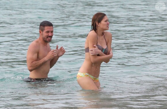 Diego Simeone et Carla Pereyra, très amoureux, en vacances à Saint-Barthelémy le 27 mai 2014.