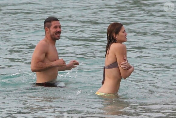 Diego Simeone et Carla Pereyra, très amoureux, en vacances à Saint-Barthelémy le 27 mai 2014.