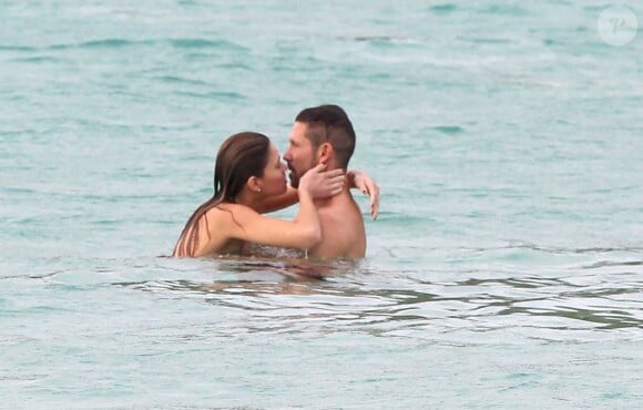 Diego Simeone et Carla Pereyra, très amoureux, en vacances à Saint-Barthelémy le 27 mai 2014.