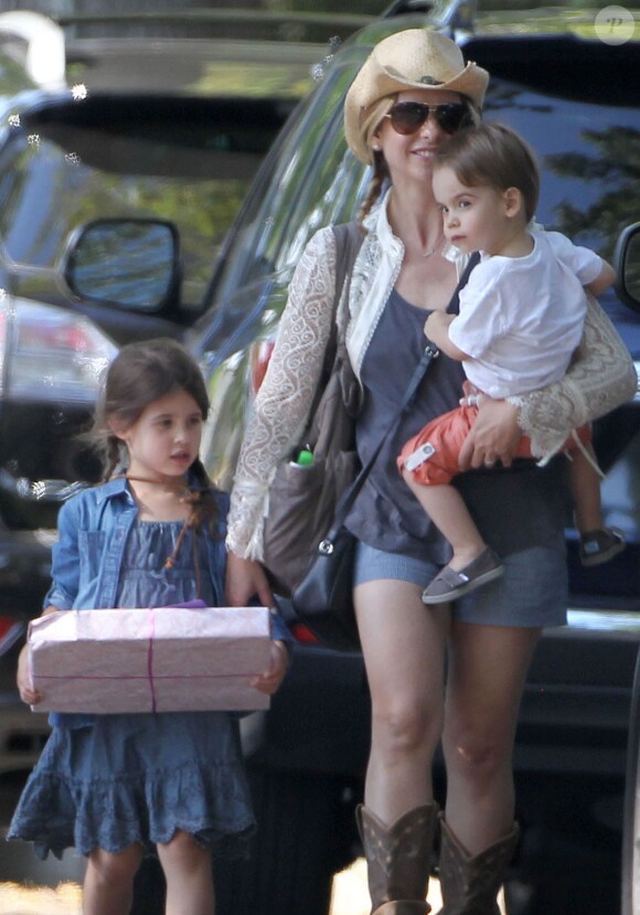 Exclusif - Sarah Michelle Gellar et ses enfants Charlotte et Rocky se rendent à une fête d'anniversaire à Sherman Oaks, le 9 août 2014. 