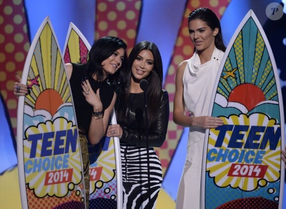 Kendall Jenner, Kim Kardashian et Kylie Jenner récupèrent leur prix aux Teen Choice Awards à Los Angeles, le 10 août 2014