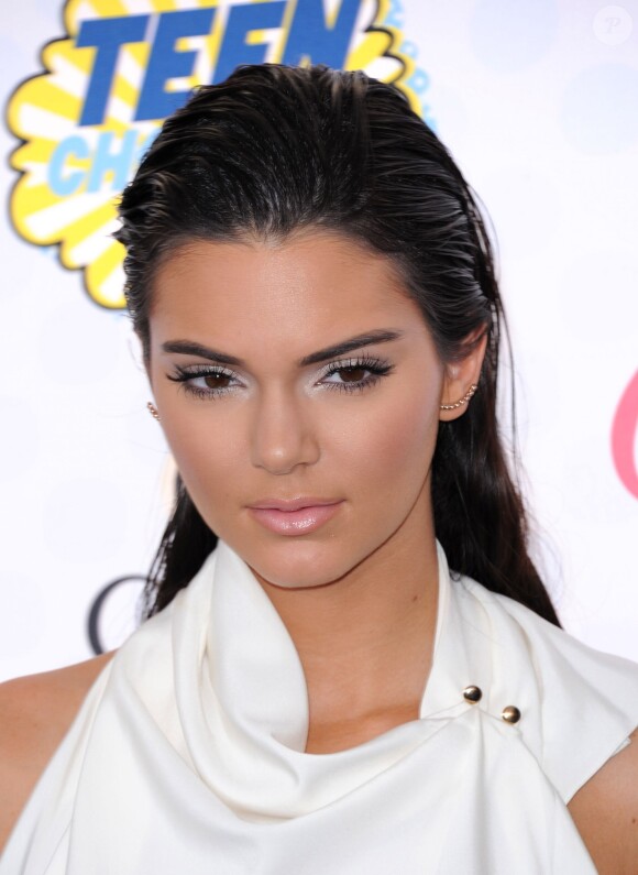 Kendall Jenner tout de blanc vêtue aux Teen Choice Awards à Los Angeles, le 10 août 2014