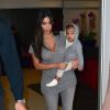 Kim Kardashian et North arrivent à l'aéroport LAX de Los Angeles le 11 août 2014
