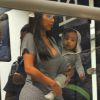 Kim Kardashian et North arrivent à l'aéroport LAX de Los Angeles le 11 août 2014