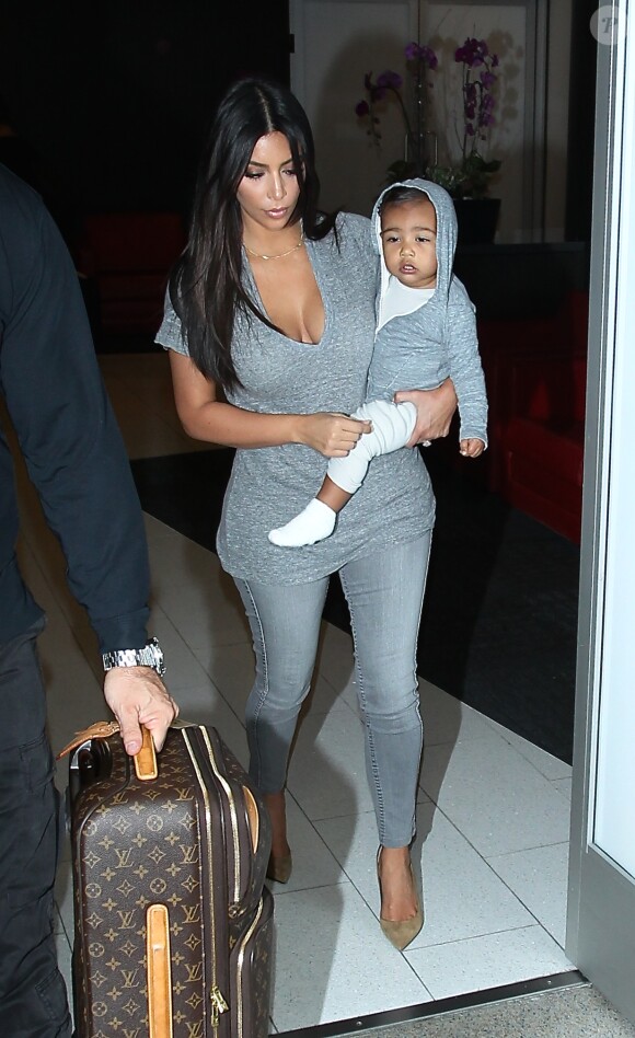 Kim Kardashian à l'aéroport de Los Angeles avec sa fille North, le 10 août 2014. La star a assisté un peu plus tôt aux Teen Choice Awards