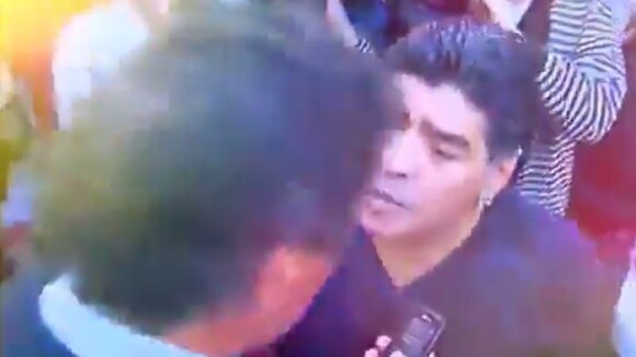 Diego Maradona : Il gifle un journaliste devant son fils