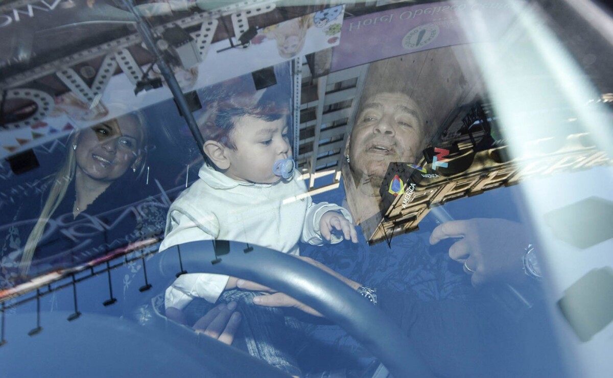 Photo Diego Maradona, Veronica Ojeda et leur fils Diego Fernando quittent le Teatro Nacional Photo Diego Maradona, Veronica Ojeda et leur fils Diego Fernando quittent le Teatro Nacional