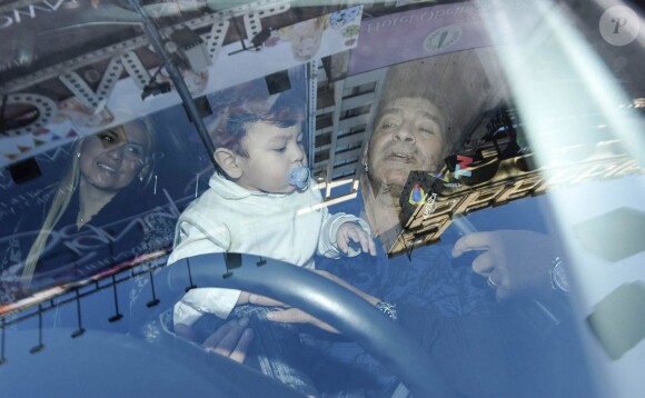 Diego Maradona, Veronica Ojeda et leur fils Diego Fernando quittent le Teatro Nacional Cervantes.  Buenos Aires, le 9 août 2014.