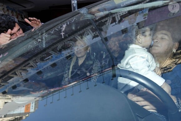 Diego Maradona, son ex-compagne Veronica Ojeda et leur fils Diego Fernando quittent le Teatro Nacional Cervantes à Buenos Aires. Le 9 août 2014.