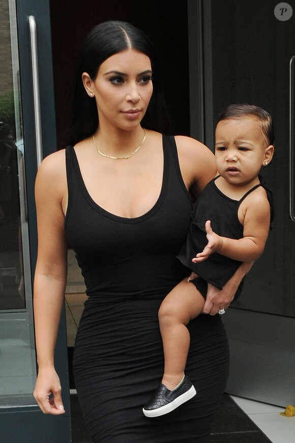 Kim Kardashian et son adorable fille North sortent de leur appartement à Soho à New York City, le 12 août 2014. Le duo est assorti !
