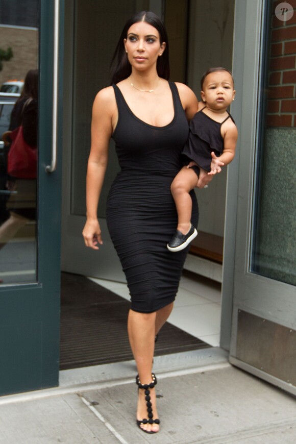 Kim Kardashian et son adorable fille North (aussi stylée que maman) sortent de leur appartement à Soho à New York City, le 12, 2014.