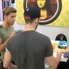 Sacha et Steph parlent de Leïla. Si Steph pourrait envisager une relation avec la belle brune, il aimerait bien que Sacha arrête de jouer les entremetteurs. Secret Story 8. Août 2014.