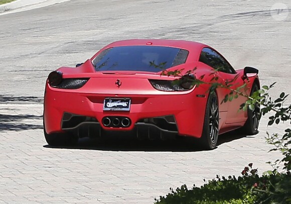 Justin Bieber, suivi par sa voiture de sécurité, ramène Selena Gomez en voiture chez elle à Calabasas après qu'elle ait passé la nuit chez lui, le 17 août 2014.