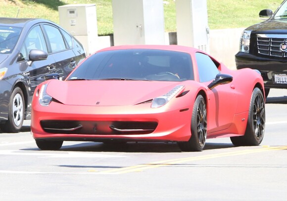 Justin Bieber, suivi par sa voiture de sécurité, ramène Selena Gomez en voiture chez elle à Calabasas après qu'elle ait passé la nuit chez lui, le 17 août 2014.