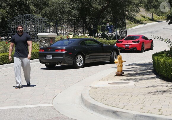 Justin Bieber, suivi par sa voiture de sécurité, ramène Selena Gomez en voiture chez elle à Calabasas après qu'elle ait passé la nuit chez lui, le 17 août 2014.