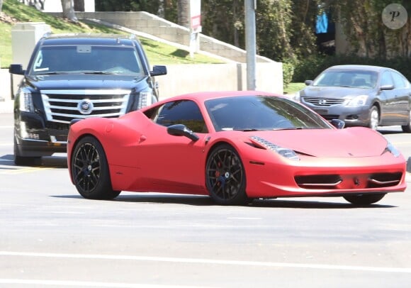 Justin Bieber, suivi par sa voiture de sécurité, ramène Selena Gomez en voiture chez elle à Calabasas après qu'elle ait passé la nuit chez lui, le 17 août 2014.