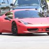 Justin Bieber, suivi par sa voiture de sécurité, ramène Selena Gomez en voiture chez elle à Calabasas après qu'elle ait passé la nuit chez lui, le 17 août 2014.