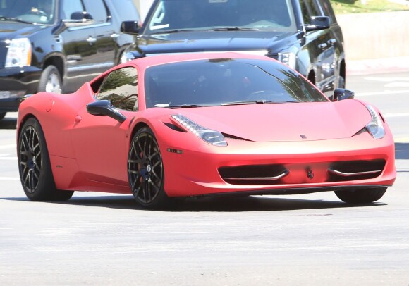 Justin Bieber, suivi par sa voiture de sécurité, ramène Selena Gomez en voiture chez elle à Calabasas après qu'elle ait passé la nuit chez lui, le 17 août 2014.