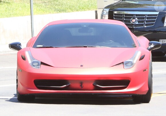 Justin Bieber, suivi par sa voiture de sécurité, ramène Selena Gomez en voiture chez elle à Calabasas après qu'elle ait passé la nuit chez lui, le 17 août 2014.