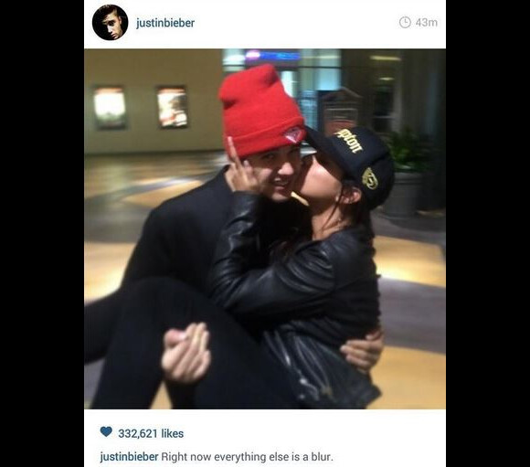 Justin Bieber a posté cette photo de lui et Selena Gomeaz sur Instagram avant de la supprimer. Août 2014.