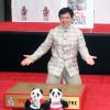 Jackie Chan immortalise ses empreintes à Hollywood le 6 juin 2013. 